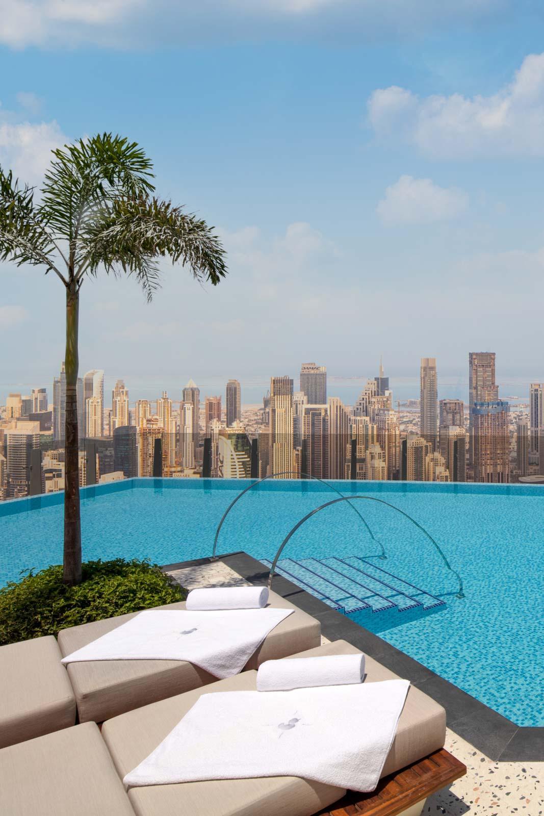 Profiter de la piscine au SLS Dubaï © Ennismore 2025